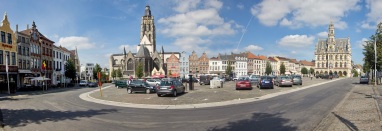 El Mrkt, o Plaza Mayor de Oudenaarde, donde acaba hoy la carrera, justo al lado del Centrum Ronde van Vlaanderen.
